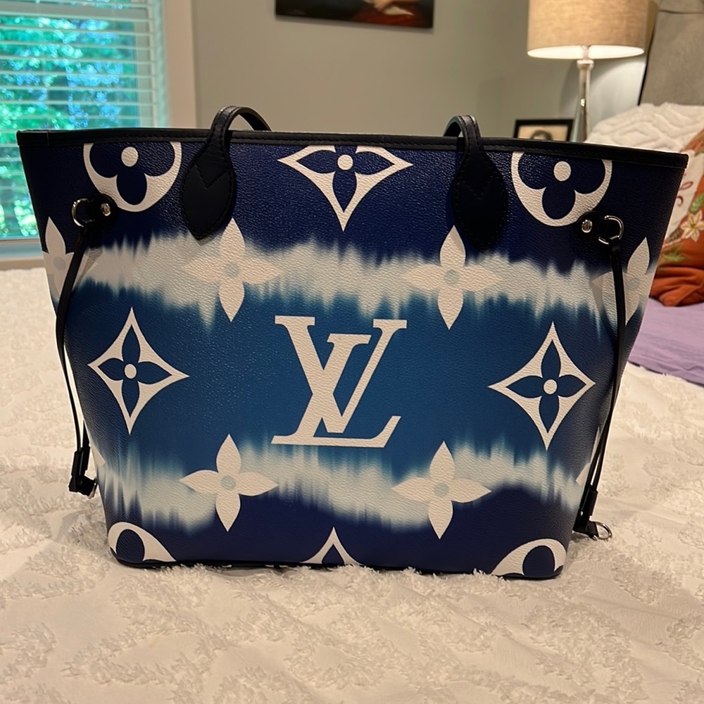 Louis  Vuitton Neverfull Escale MM with pouchette